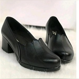 کفش طبی زنانه پاشنه دار مدل هلالی با رویه چرم صنعتی مشکی و زیره PVC