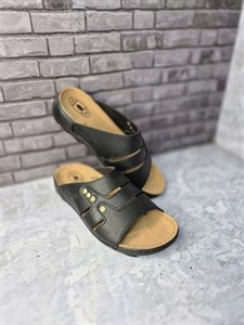 دمپایی مردانه پرچ‌دار قهوه‌ای