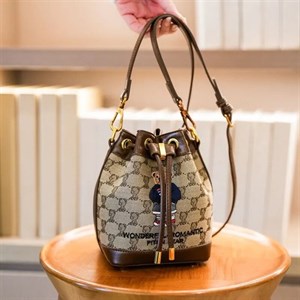 کیف وارداتی تدی گلدوزی جنس کنف بند چرمی قهوه‌ای و کرمی کرمی