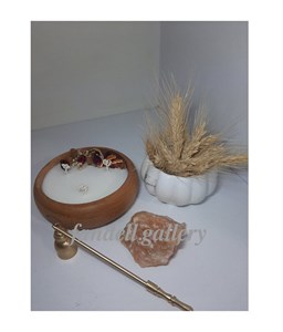 شمع در ظرف چوبی