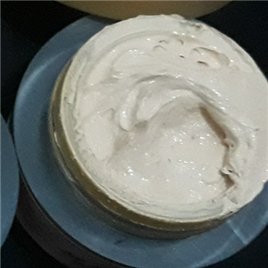 کرم پودر طبیعی رنگ کرم