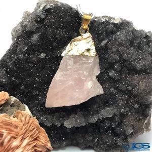 آویز گردنبند سنگ راف رز کوارتز وارداتی صد در صد طبیعی بسیار خاص و زیبا