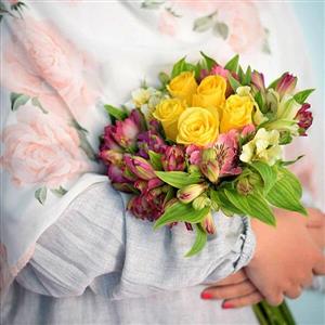 دسته گل رز زرد و آلسترومریا
