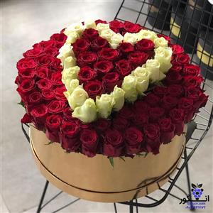 باکس گل رز 130 شاخه به شکل قلب (ترکیب گل رز قرمز و سفید هلندی)