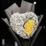 دسته گل قلبی با رز زرد و عروس