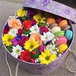 باکس گل ترکیب گلهای مینیاتور به همراه ماکارون یا شکلات