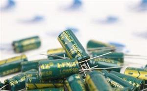 خازن الکترولیت 16 ولت 1000 میکرو فاراد کد 111 بسته 5 عددی