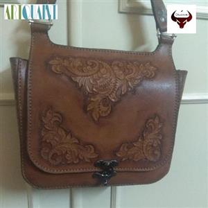 کیف دوشی حکاکی شده زنانه دوخته شده با نخ ایتالیایی و پرداخت شده با موم چرم گاوی
