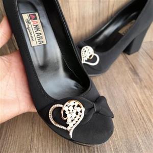 کفش چرم زنانه پاشنه دار نگینی