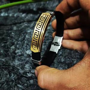 دستبند چرمی طرح ورساچه با پلاک طلا 18 عیار کد DN-B0068
