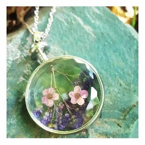 گردنبند کریستالی گرد حاوی گل های مینیاتوری طبیعی بته ای شکل بنفش کد 5416 Round crystal necklace of miniature natural plant-shaped purple flowers