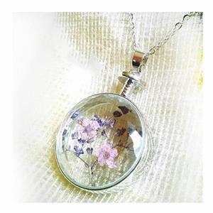 گردنبند کریستالی گرد حاوی گل های مینیاتوری طبیعی بته ای شکل بنفش کد 5416 Round crystal necklace of miniature natural plant-shaped purple flowers